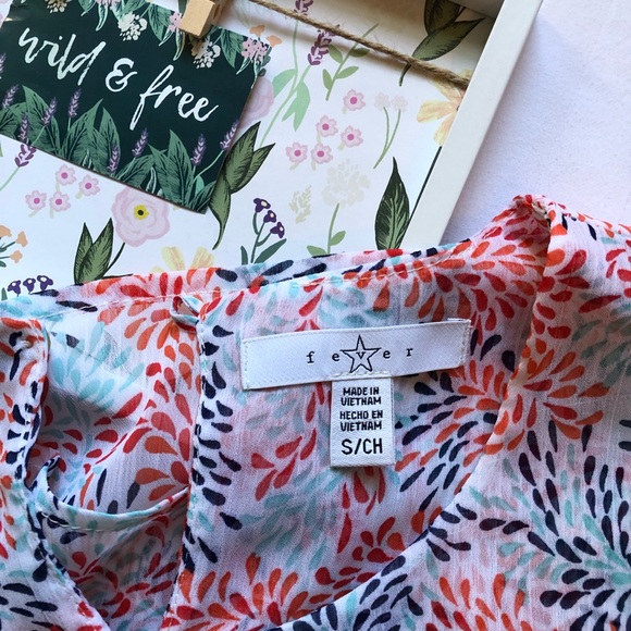 U-Shape Neckline Sleeveless Top - Picture 7 of 8